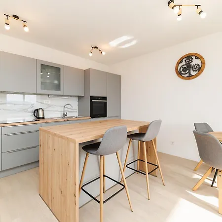 Vibes By Belmont Realty * 자다르