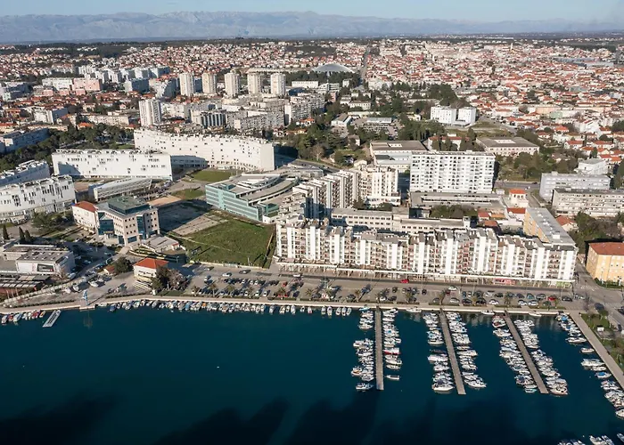 Vibes By Belmont Realty 公寓